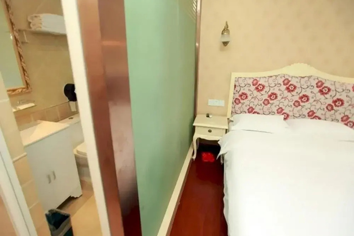 Room 7 of 10