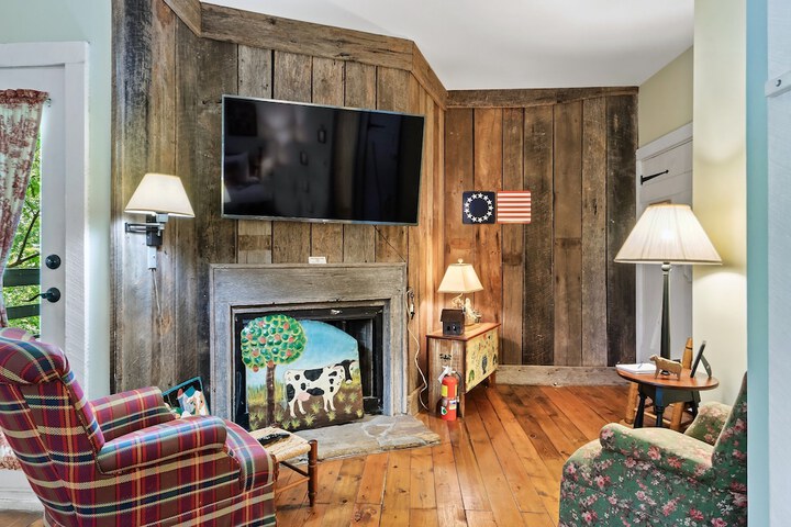Snug Hug Queen Suite with Fireplace (2 of 131)