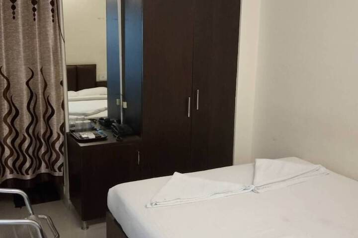 Room 5 of 11