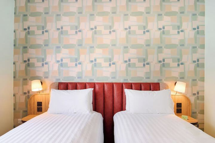 Room 32 of 144