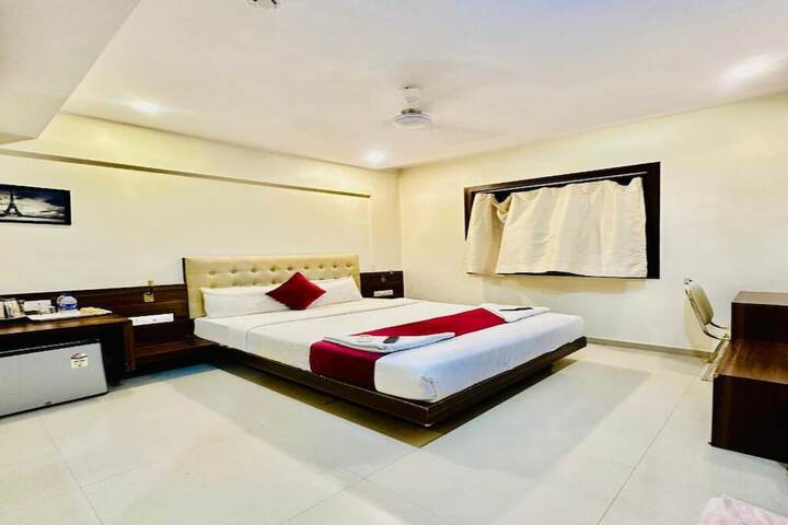 Room 4 of 16