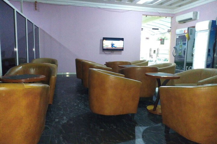 Lounge 25 of 27