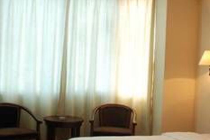 Room 32 of 43