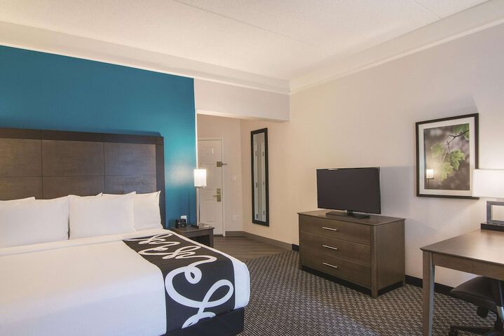 1 King Bed Mobility Hearing Impaired Accessible Room (3 of 24)
