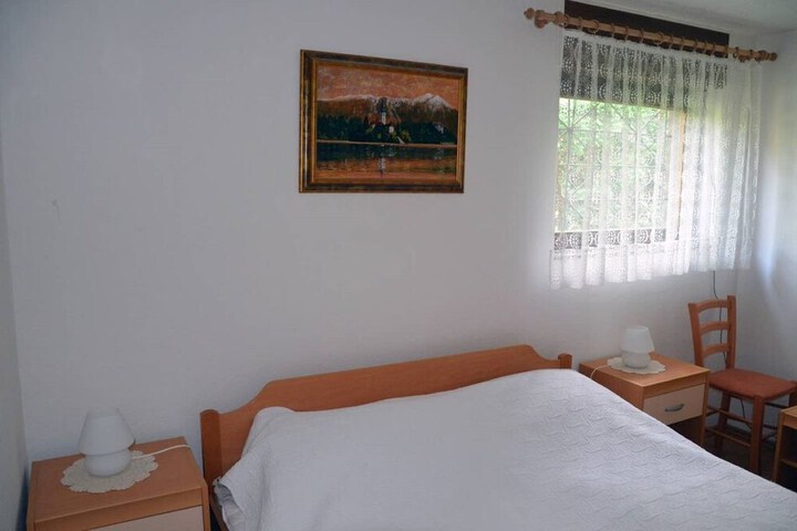 Room 2 of 28