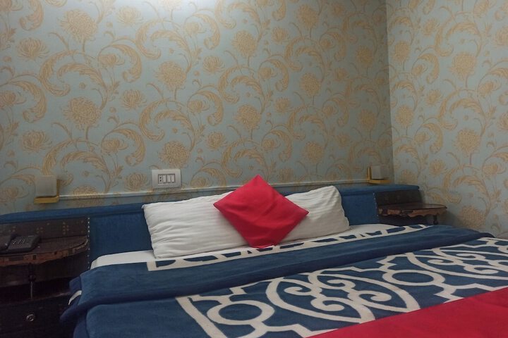 Room 5 of 9