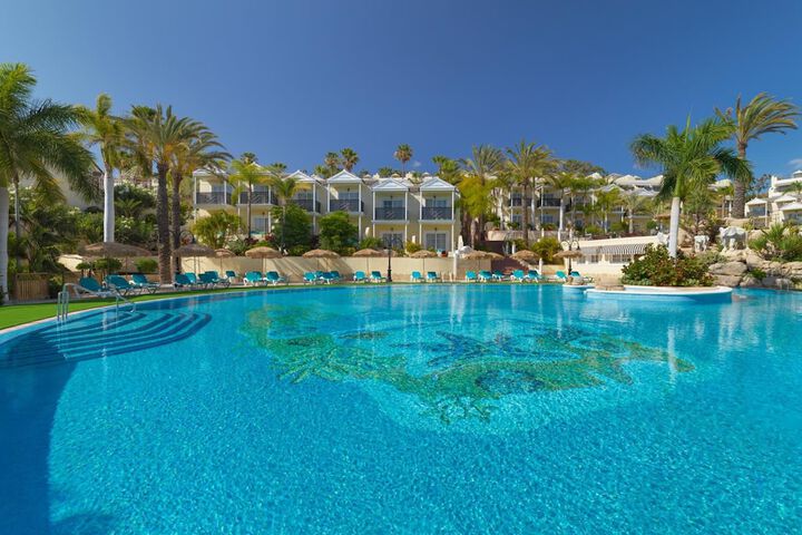 Hotel with Pool