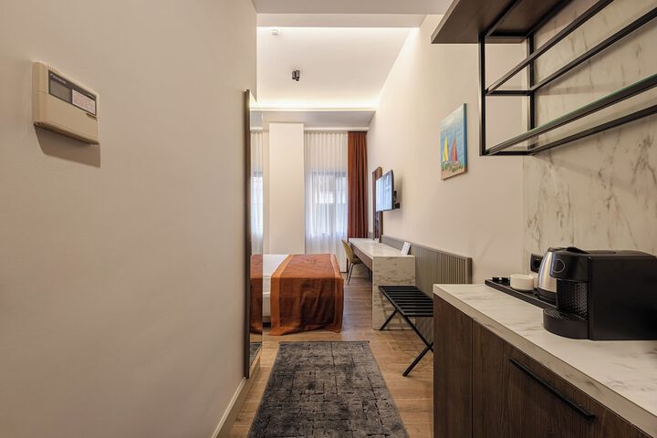 Room 10 of 86