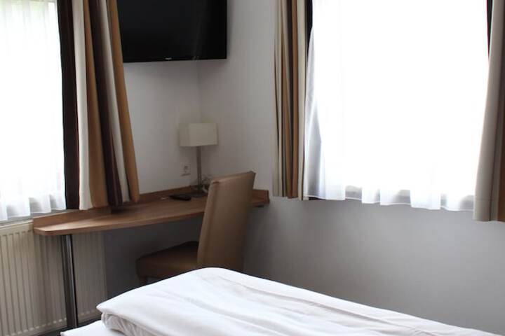 Room 6 of 10