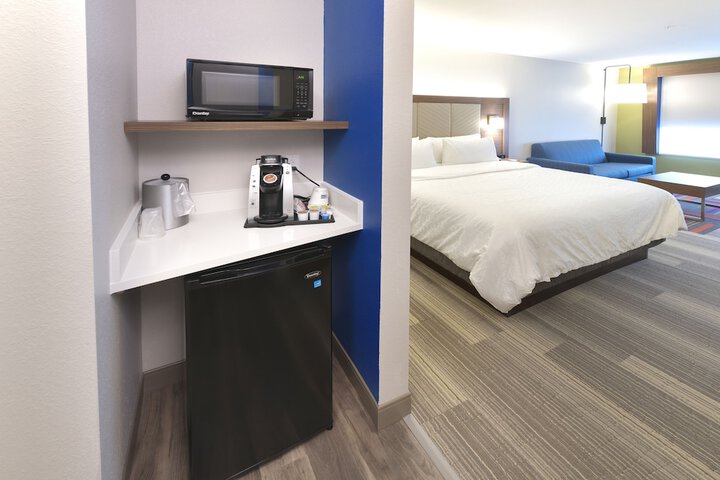 1 King Bed (4 of 9)