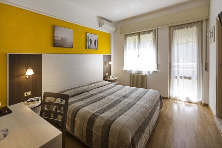 Room 9 of 33