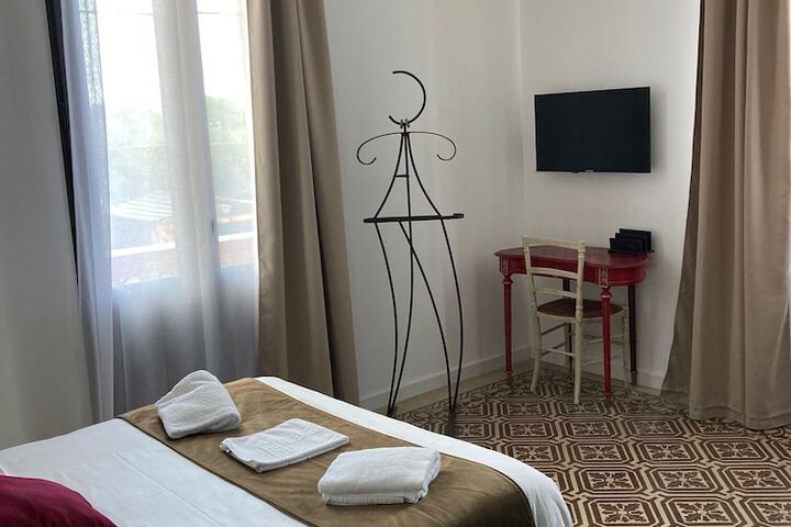 Room 4 of 16