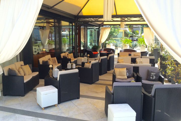 Lounge 38 of 59