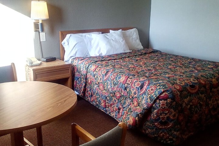 1 Queen Bed (2 of 8)
