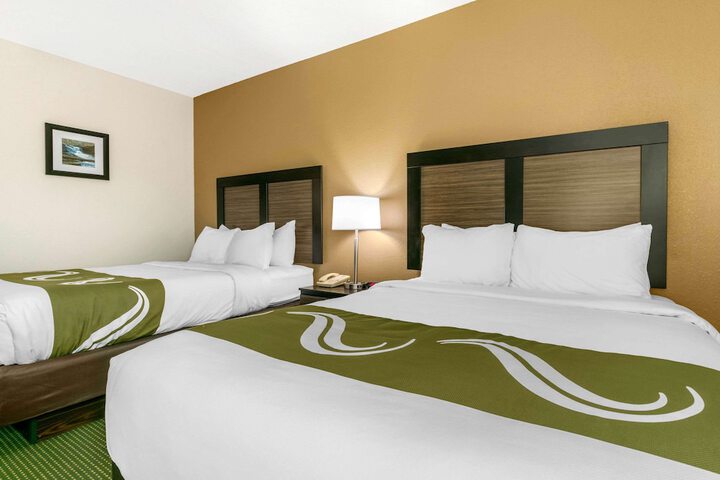 2 Queen Beds (7 of 9)