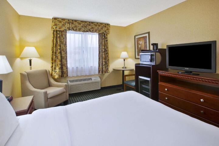 1 King Bed (5 of 6)