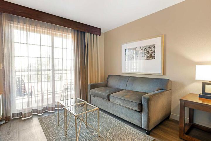 1 King Bed Microwave and Refrigerator WiFi Full Breakfast (4 of 16)