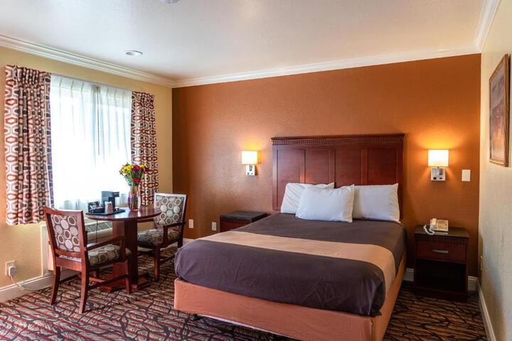 1 Queen Bed (5 of 9)