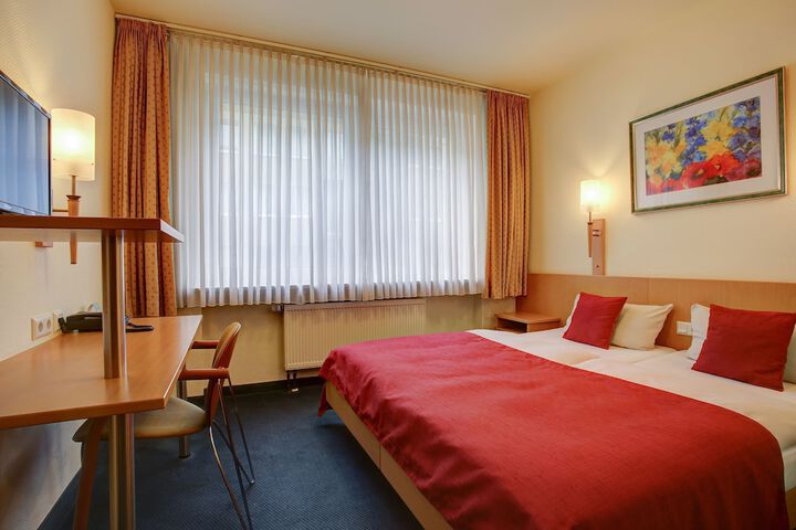 Room 7 of 33