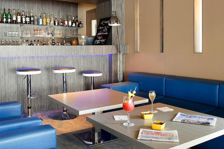 Lounge 21 of 28