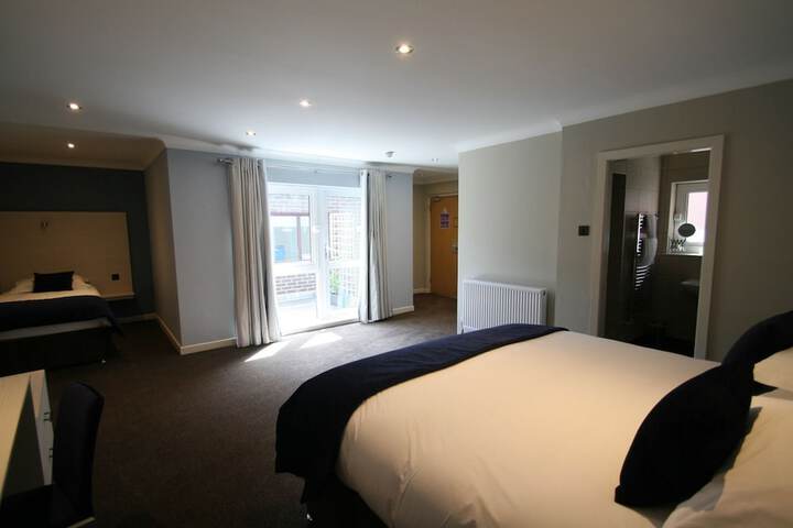 Room 32 of 83