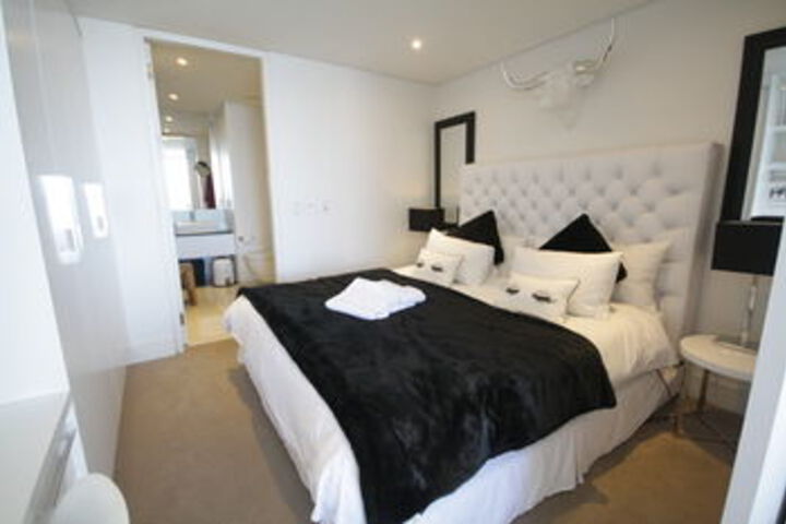 Room 7 of 18
