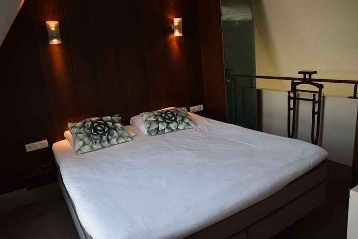 Room 15 of 106