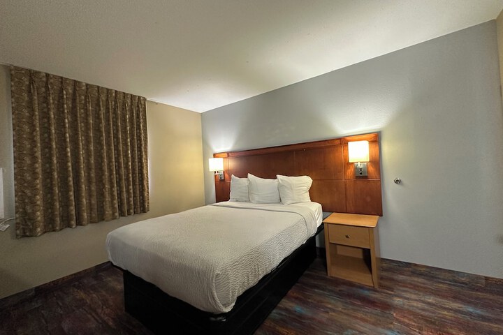1 Queen Bed (4 of 30)