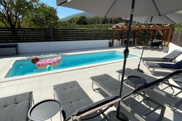Pool 28 of 42