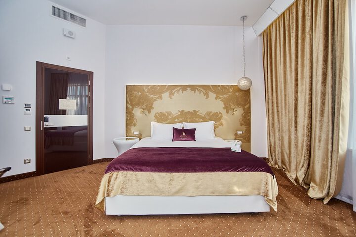 Room 18 of 105