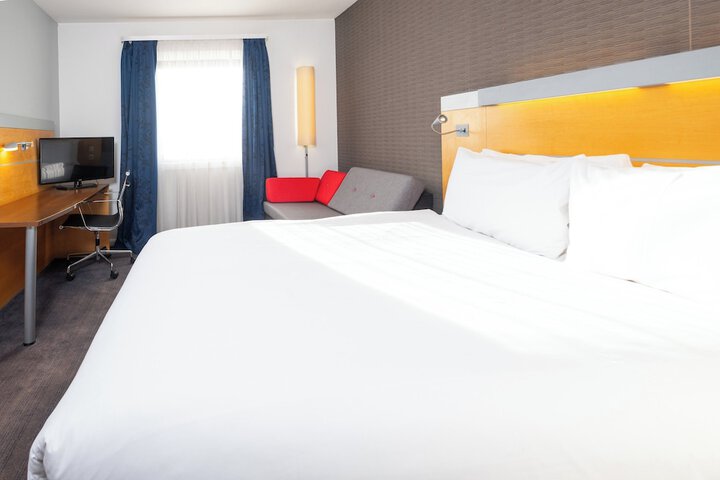 Room 10 of 34