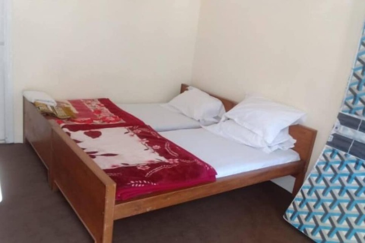 Room 4 of 8