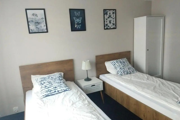 Room 10 of 16
