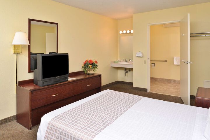 1 King Bed (11 of 11)