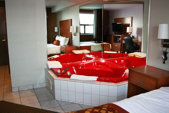 1 Queen Bed (4 of 17)