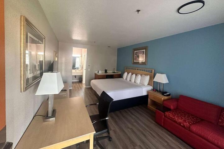 1 King Bed (5 of 7)