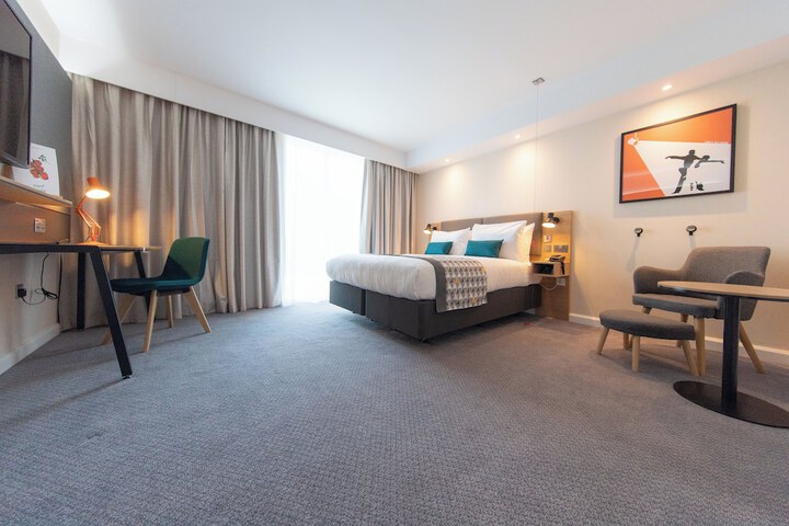 Room 4 of 120