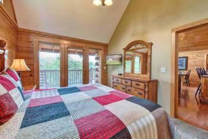 Eagles Point Lodge 4 Bedroom Home with Hot Tub