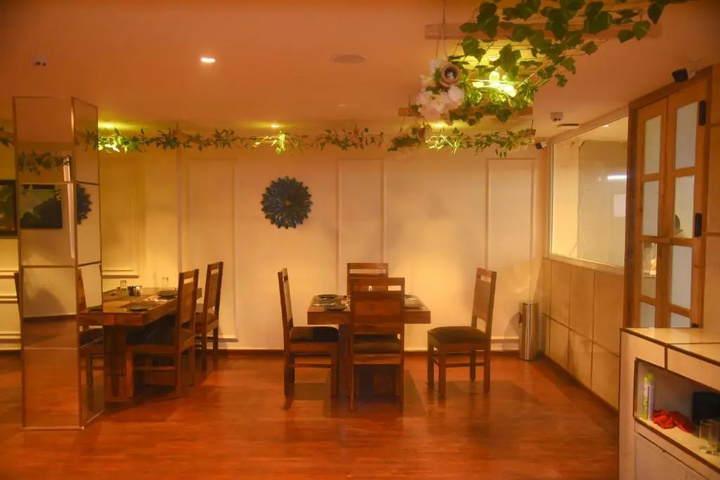 Dining 14 of 16