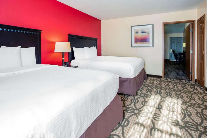 2 Queen Beds Accessible (15 of 17)