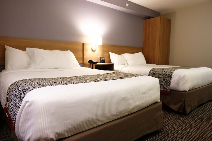 1 Queen Bed (48 of 50)