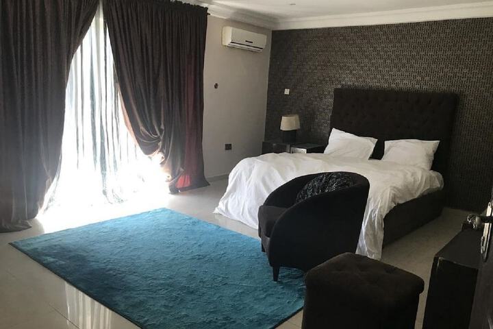 Room 4 of 11