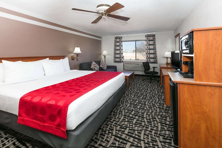1 King Bed (12 of 17)