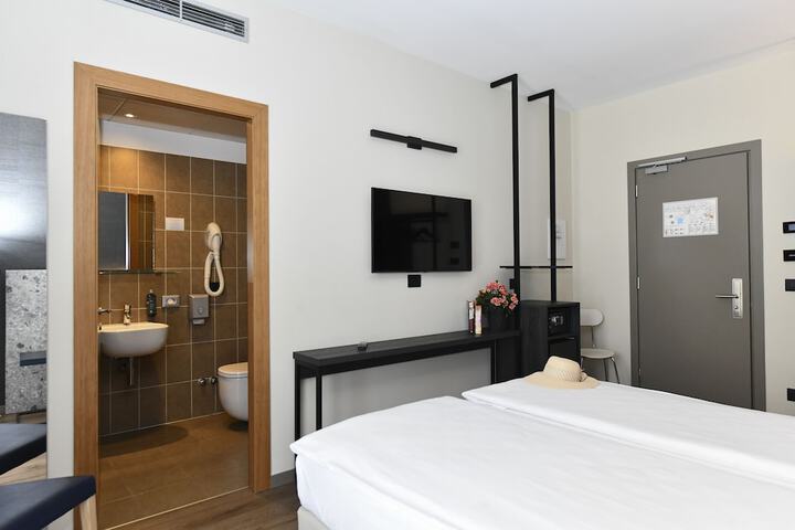 Room 18 of 102