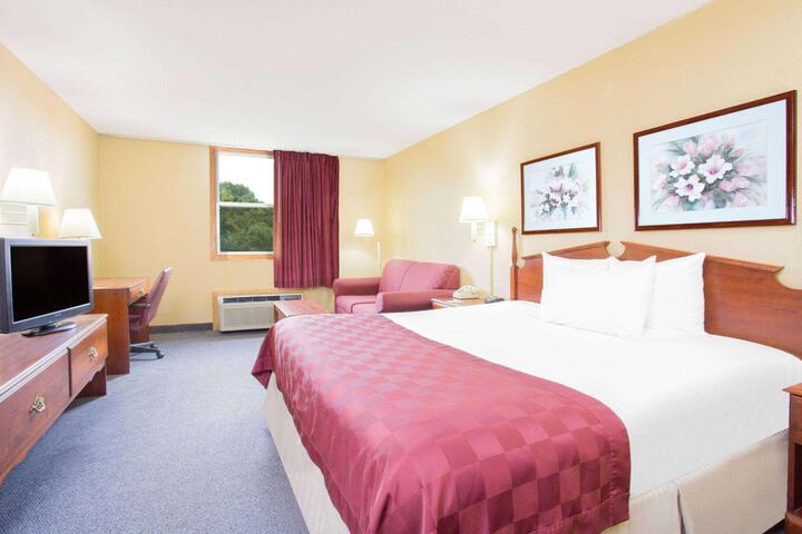 1 King Bed Accessible (2 of 8)