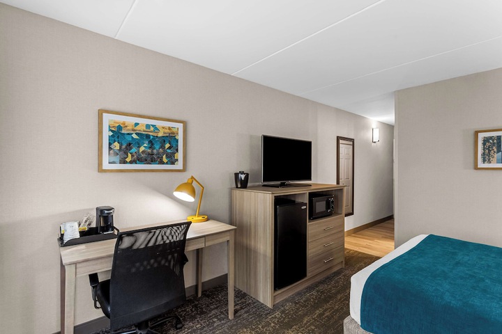 2 Queen Beds Microwave and Refrigerator Full Breakfast (13 of 14)