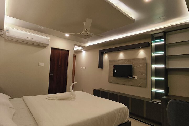 Room 5 of 12