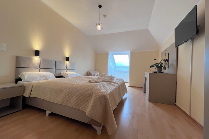 Room 7 of 28