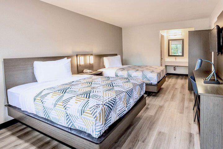 1 Queen Bed (1 of 11)