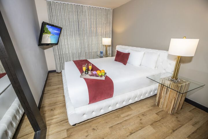 1 Bedroom Deluxe Suite King Bed Sofa (11 of 17)